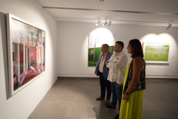 Gabriel Duque, Fernando Lara y Cristina Coca visitando la exposición.