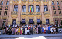 Foto de familia de las personas que hoy han tomado posesión de su cargo.