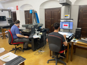 Técnicos trabajando en la digitalización de los archivos.