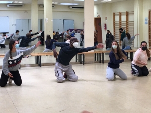 Antonio Bandeira imparte una clase de danza africana.