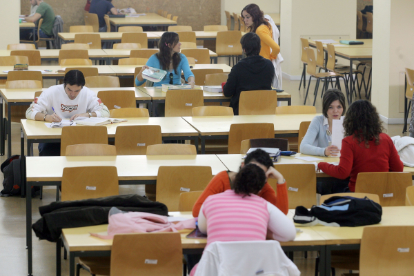 Estudiantes en una biblioteca.