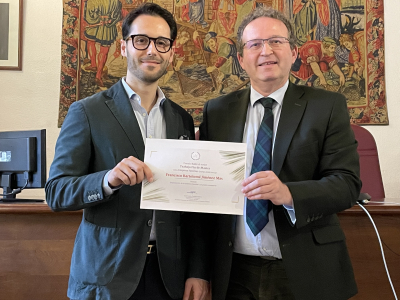 Jiménez Mas (izquierda) recibiendo su diploma acreditativo.