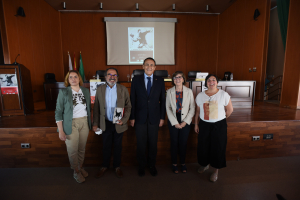 Autoridades académicas asistentas a la inauguración.