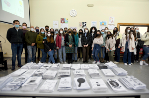 Foto de familia de los asistentes a la exposición.