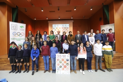 Foto de familia de autoridades, profesorado y estudiantes premiados