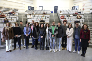 Foto de familia del profesorado de centros de secundaria participantes junto a las autoridades académicas.