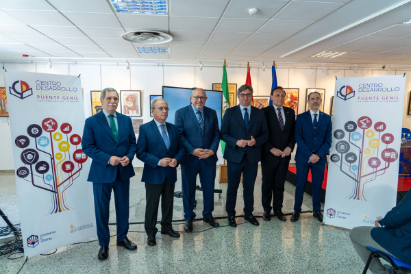 Autoridades asistentes a la presentación del Centro.