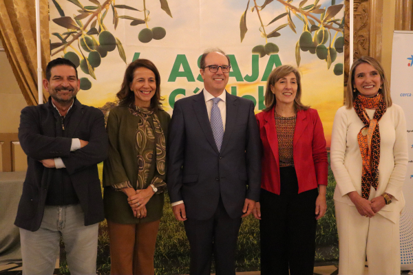 Ponentes junto a la directora de la ETSIAM, la vicerrectora Lourdes Arce y representantes de la entidad organizadora.