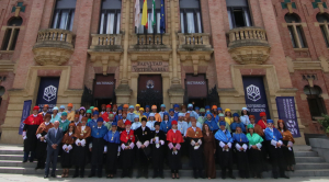 Foto de familia de los asistentes al acto.