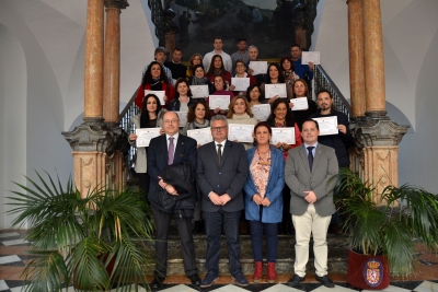 Foto de familia de autoridades y alumnado de la Diputación que ha obtenido su diploma.