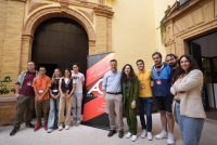 El vicerrector de Estudiantes y Cultura, junto a la coordinadora del Aula de Cine y los estudiantes que han organizado las jornadas.