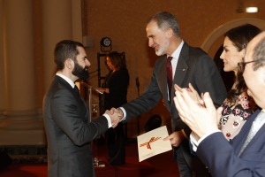 El Rey Felipe VI hace entrega del galardón al profesor Antonio José Díaz Rodríguez.