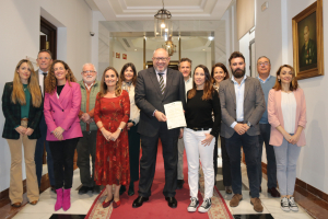 El equipo de Dirección de la UCO con su diploma acreditativo.