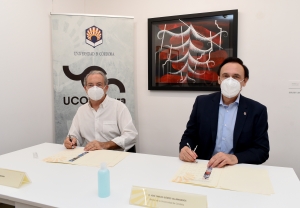 Carlos Begara, coleccionista, y José Carlos Gómez, rector de la UCO, junto a una obra de Pepe Espaliú incluida en la colección.