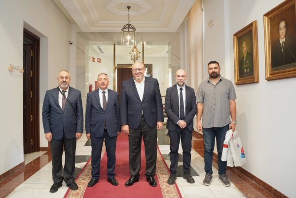 Foto de familia de representantes de ambas universidades. 