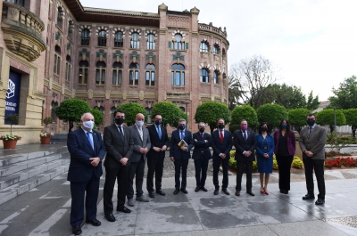 Autoridades asistentes a la presentación del libro.