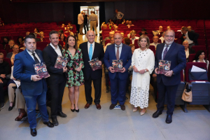 El autor junto a las autoridades que lo acompañaron en la presentación de su obra.