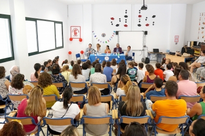 Primera reunión de participantes en  la IPlay School of Music and Languages que se va a impartir en el CEIP Cronista Rey Díaz.