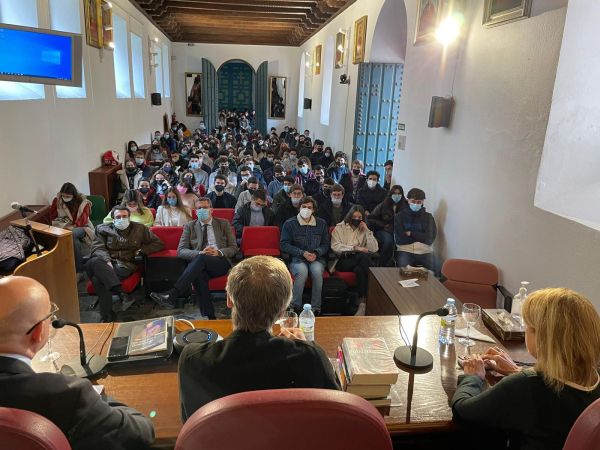 Éxito de participación en la conferencia sobre Filosofía Política