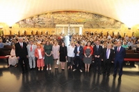 Foto de familia de autoridades al inicio de la clausura del curso del Centro Intergeneracional &quot;Prof. Francisco Santisteban&quot;