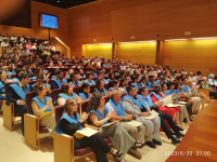 Ambiente festivo en el acto de graduación celebrado Salón de Actos de Filosofía y Letras.