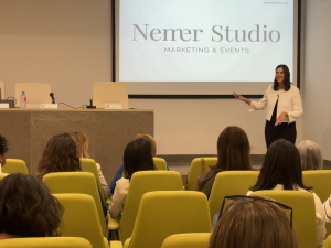 Nadia Nemer durante su conferencia.