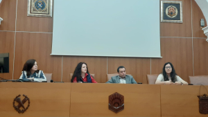 Profesorado participante en la conferencia momentos antes de su comienzo.