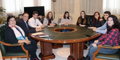 Mª Carmen Balbuena Torezano y José Carlos Gómez Villamandos junto a los representantes de los estudiantes.