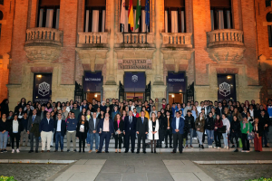 Foto de familia de autoridades académicas, profesorado y estudiantado de másteres de la UCO.