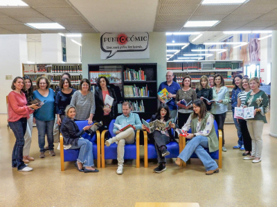 Personal y usuarios de la Biblioteca disfrutando de la lectura de cómics.