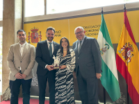 La subdelegada del Gobierno entrega el premio al decano en presencia del rector y del vicedecano de Ordenación Académica del Grado de Ciencia y Tecnología de los Alimentos.