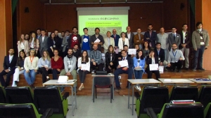 Foto de familia de autoridades y participantes en el II Torneo de Debate Ecocampus