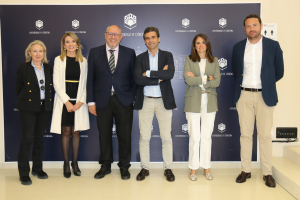 Representantes de la UCO y de la empresa tras la firma del convenio.