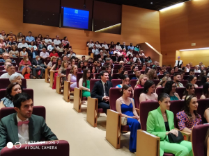 Vista del Salón de Actos de la Facultad con los egresados y sus familias.