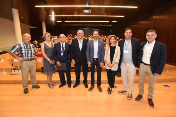 El rector junto al decano, profesorado y organizadores del curso.