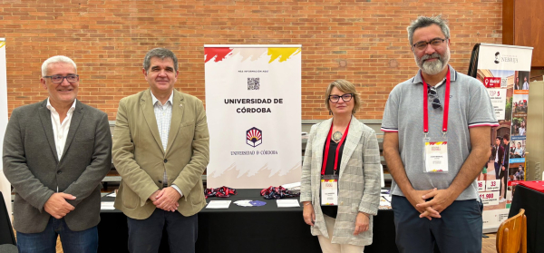 El embajador de España en Colombia, Joaquín de Arístegui, y el director del Centro Cultural y Educativo Español Reyes Católicos, Francisco Martínez, junto a Alejandrina Urquízar y Juan Manuel Castro (UCO).