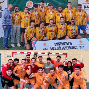 Las selecciones de rugby-7 masculina con las medallas, y de la de fútbol sala celebrando la victoria in-extremis.