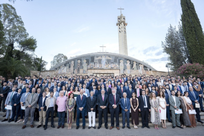 Foto de familia tras la graduación.