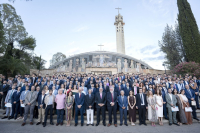 Foto de familia tras la graduación.