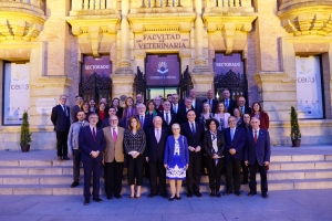 Foto de familia de autoridades asistentes al acto de firma del convenio. 