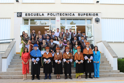 Foto de familia tras la graduación.