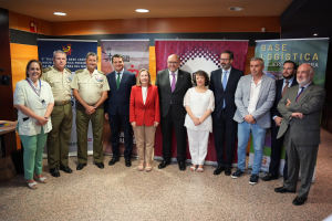 Autoridades asistentes a la inauguración del taller.