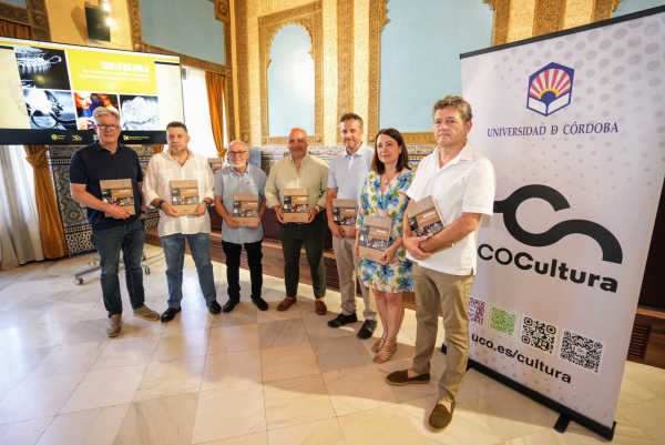 Foto de familia de autoridades y responsables del catálogo y de la exposición. 