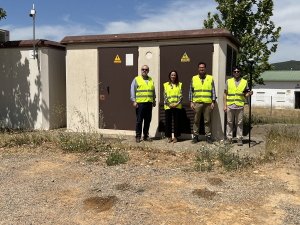 La vicerrectora de Campus, Amanda García, con el personal encargado de realizar las labores de levantamiento topográfico de en la zona de la Finca Experimental 