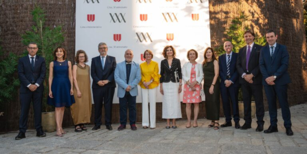 La presidenta de CRUE, Eva Alcón, con la vicepresidenta primera María Jesús Montero, el secretario de Estado Juan Cruz Cigudosa, el secretario general de Universidades, Francisco García, y rectoras y rectores del Comité Permanente de CRUE