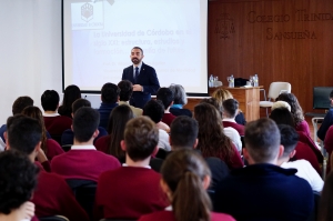 Alfonso Zamorano con los alumnos del Sansueña