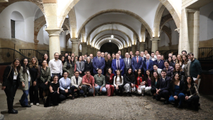 Foto de familia de asistentes al acto de clausura.