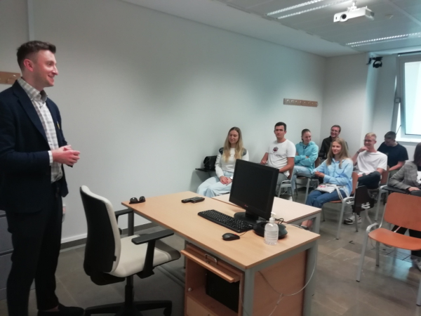 El profesor Vadym Zhaltovsky con estudiantes ucranianos en las instalaciones de UCOidiomas.