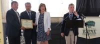 Julieta Mérida y Rafael Moreno en el momento de recoger el premio