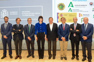 Los ministros de Agricultura y Ciencia junto a responsables de la investigación